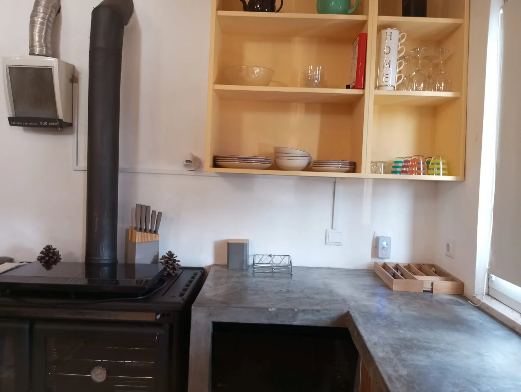 Kitchenette da Casa Pequena com salamandra e prateleiras amarelas
